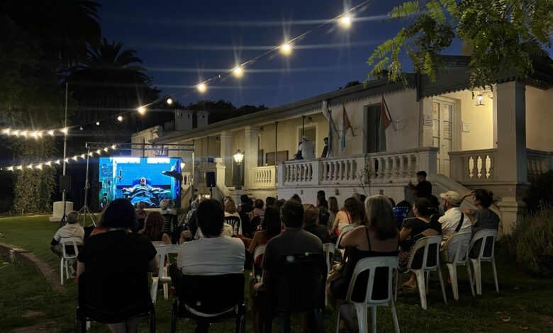 Imagen de una proyección de cine al aire libre en Córdoba