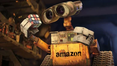 Imagen de la tienda de Amazon con robots autónomos surtiendo pedidos