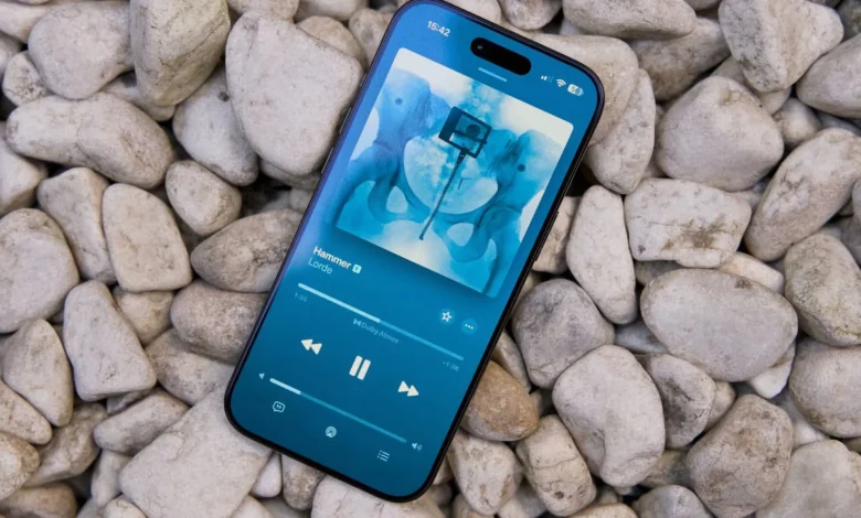 Pantalla de iPhone con Apple Music mostrando letras de canciones