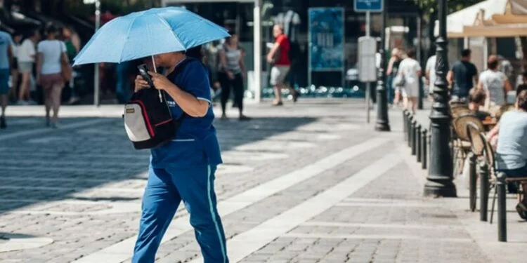 Imágenes de personas sudorosas en la calle con termómetros que marcan temperaturas altas
