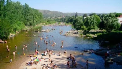 Estacionamiento en un balneario de las sierras de Córdoba