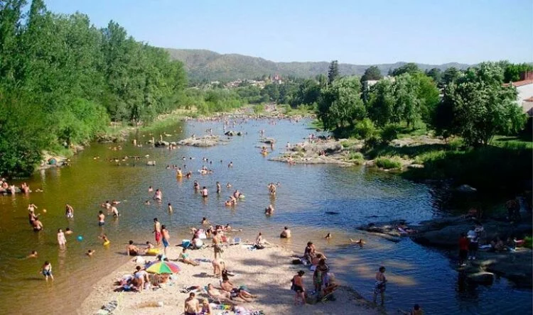 Estacionamiento en un balneario de las sierras de Córdoba