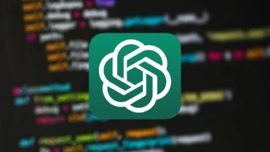 Imagen de una persona interactuando con ChatGPT en una computadora