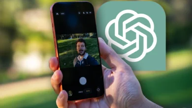 Imagen de una persona tomándose un selfie para verificar su edad en ChatGPT