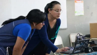 Jóvenes trabajando en computadoras con inteligencia artificial