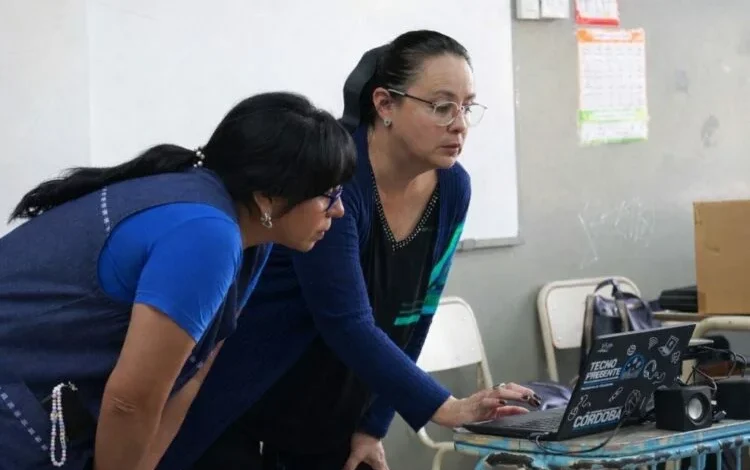 Jóvenes trabajando en computadoras con inteligencia artificial