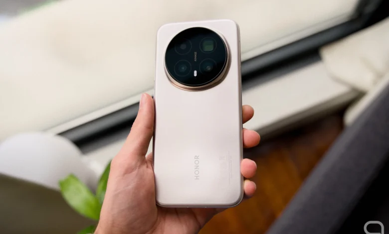 Imagen del Honor Magic 8 Pro con su pantalla y cámara principal