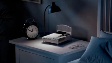 Imagen de la mini-cama móvil de IKEA con un smartphone acostado