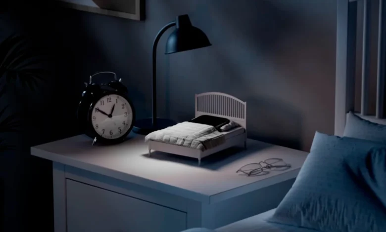 Imagen de la mini-cama móvil de IKEA con un smartphone acostado