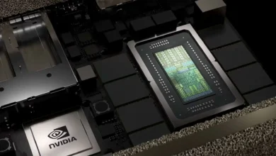 Imagen de Jensen Huang, CEO de NVIDIA, con un procesador para laptops