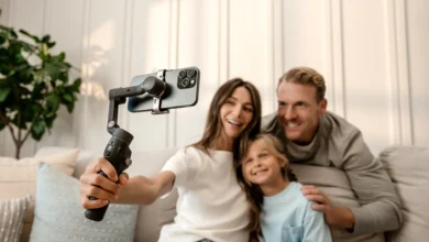 Imagen del DJI Osmo Mobile 8 en acción, mostrando su capacidad para grabar vídeos suaves y estabilizados.