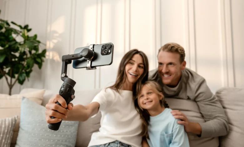 Imagen del DJI Osmo Mobile 8 en acción, mostrando su capacidad para grabar vídeos suaves y estabilizados.