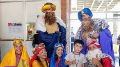 Reyes Magos sonriendo con niños en un hospital