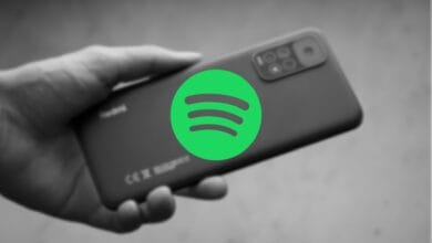 Imagen de un móvil con la app de Spotify abierta