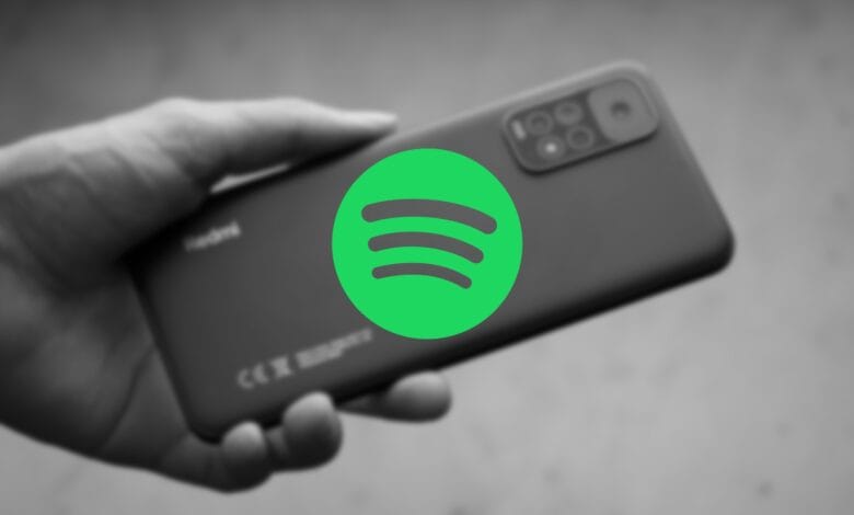 Imagen de un móvil con la app de Spotify abierta