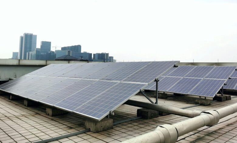 Imagen de una placa solar flexible y semitransparente impresa en 3D