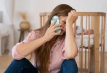 Imagen de una familia con un bebé, representando la importancia de las licencias por paternidad