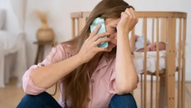 Imagen de una familia con un bebé, representando la importancia de las licencias por paternidad