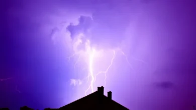 Imagen de un rayo cayendo en un patio de una casa en Bahía Blanca