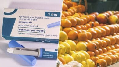 Imagen de una persona comprando alimentos saludables en un supermercado