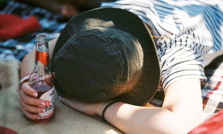 Una persona conduciendo con una expresión de sorpresa