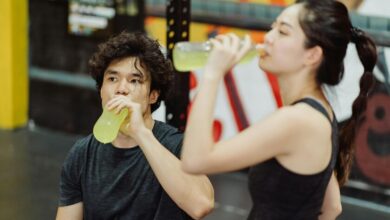 Un vaso de jugo de pepinillos sobre una mesa de deporte