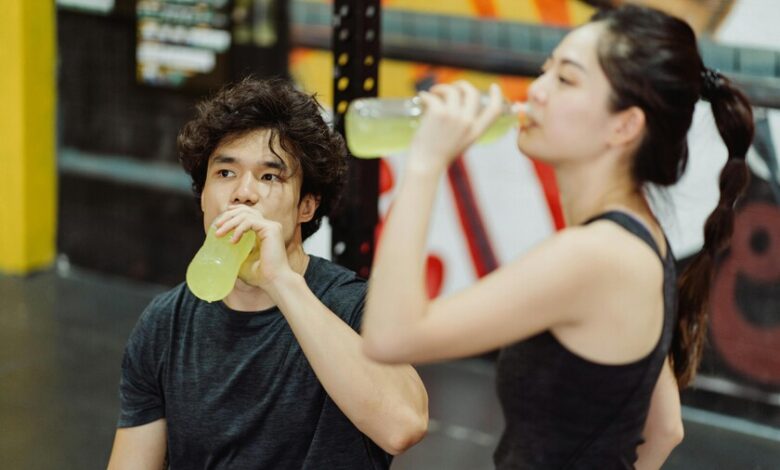 Un vaso de jugo de pepinillos sobre una mesa de deporte