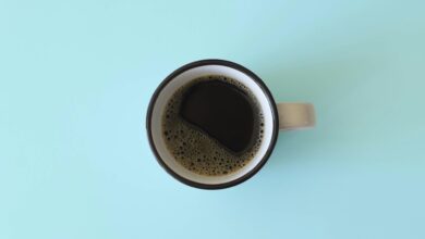 Taza de café sobre una mesa de madera