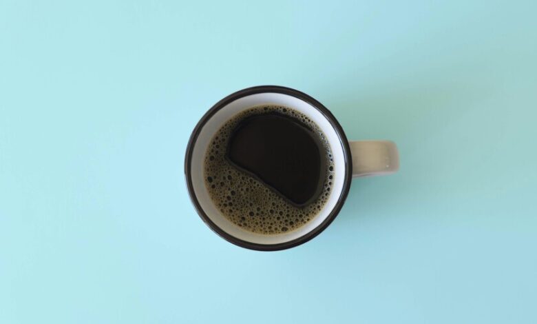 Taza de café sobre una mesa de madera