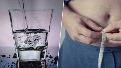 Una botella de agua con gas sobre una mesa con frutas y verduras frescas