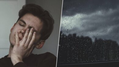 Imagen de una persona bajo la lluvia, con un cielo nublado