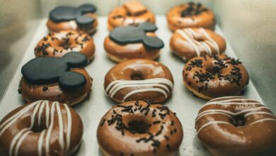 Imagen de una persona sosteniendo un paquete de alimentos ultraprocesados con un corazón roto en el fondo