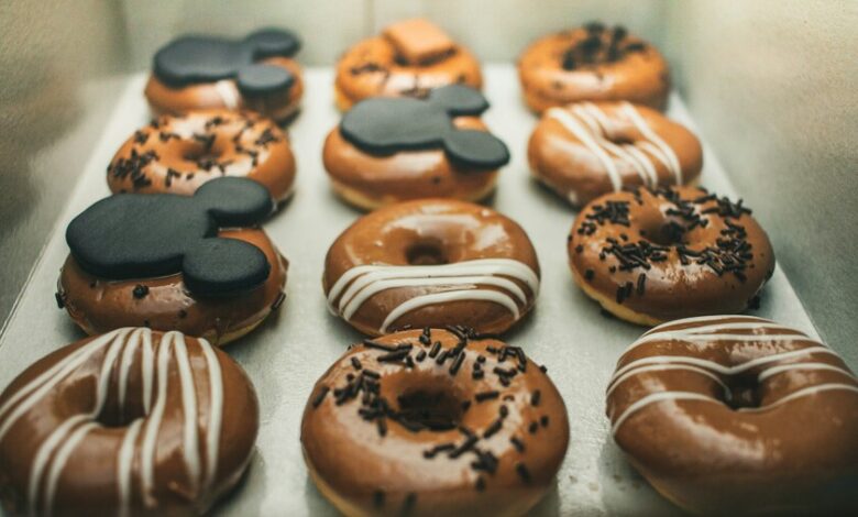 Imagen de una persona sosteniendo un paquete de alimentos ultraprocesados con un corazón roto en el fondo