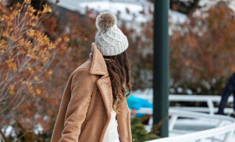 Persona con gorro en invierno
