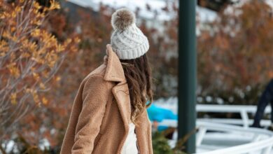 Persona con gorro en un entorno invernal