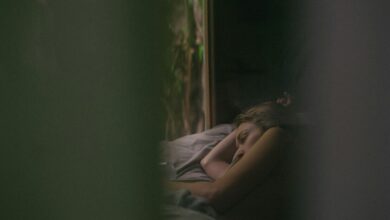 Persona despertando con el sol