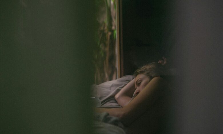 Persona despertando con el sol
