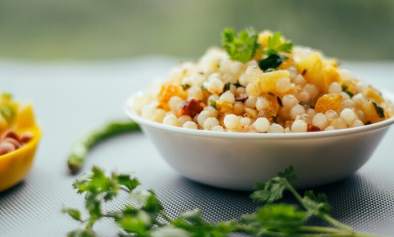 Imagen de una persona comiendo una ensalada saludable