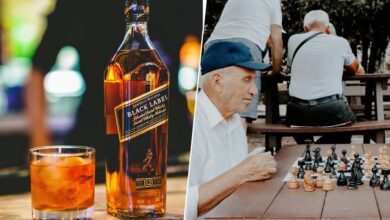 Una persona mayor sosteniendo una copa de vino