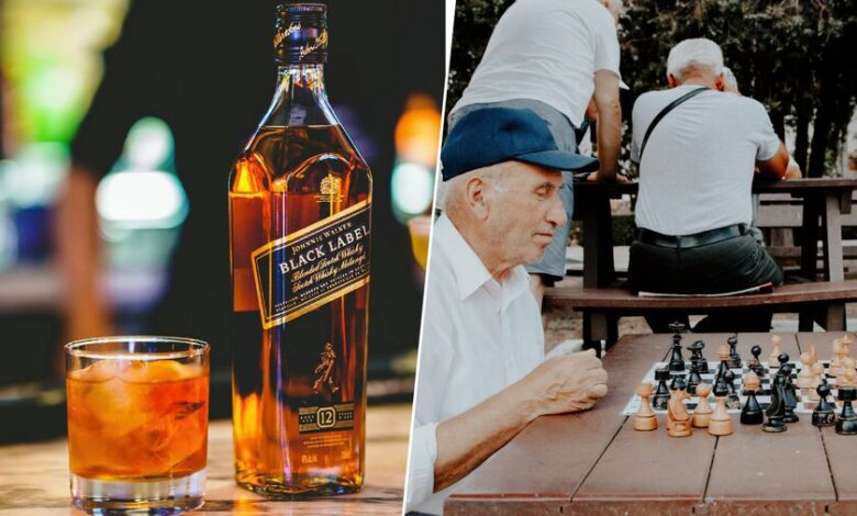 Una persona mayor sosteniendo un vaso de whisky, con una expresión de preocupación en su rostro