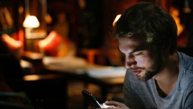 Niños mirando objetos cercanos en interiores, pupila cerrada, retina debilitada