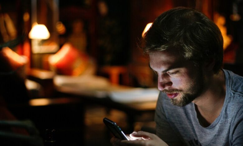 Niños mirando objetos cercanos en interiores, pupila cerrada, retina debilitada