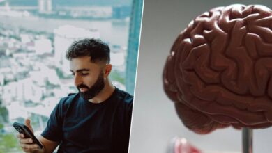 Ilustración de un cerebro con una pantalla de teléfono en el centro, simbolizando el impacto del 'doomscrolling'.