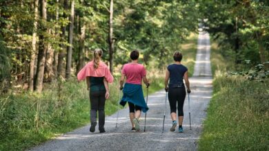 Persona haciendo ejercicio en el parque