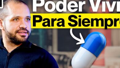 Imagen de una persona mayor con una sonrisa, rodeada de medicamentos y suplementos