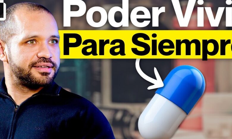 Imagen de una persona mayor con una sonrisa, rodeada de medicamentos y suplementos