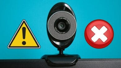 Imagen de una cámara de seguridad con un candado, simbolizando protección