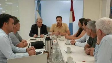 Niños comiendo maní en un comedor escolar