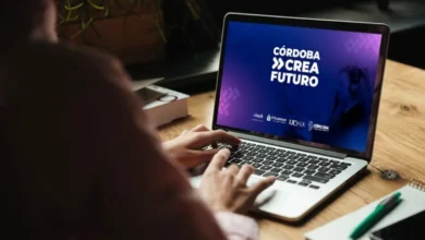 Imagen de una persona trabajando en una computadora con una pantalla que muestra código