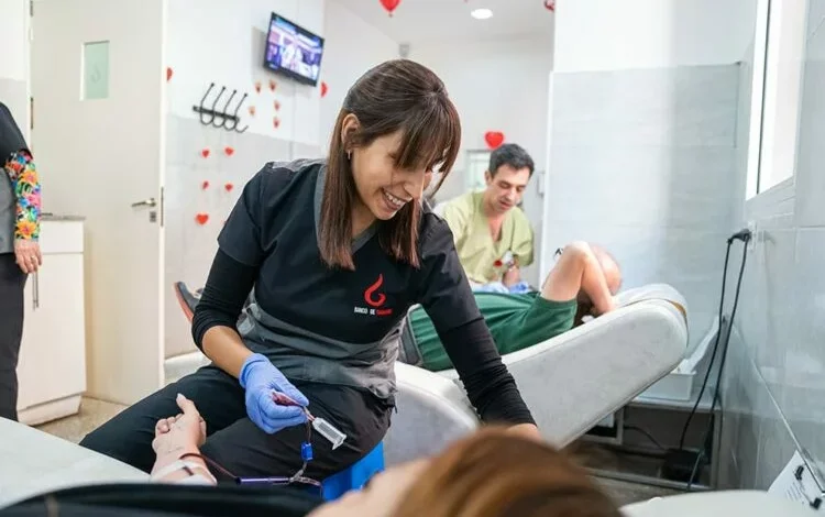 Persona donando sangre en un banco de sangre